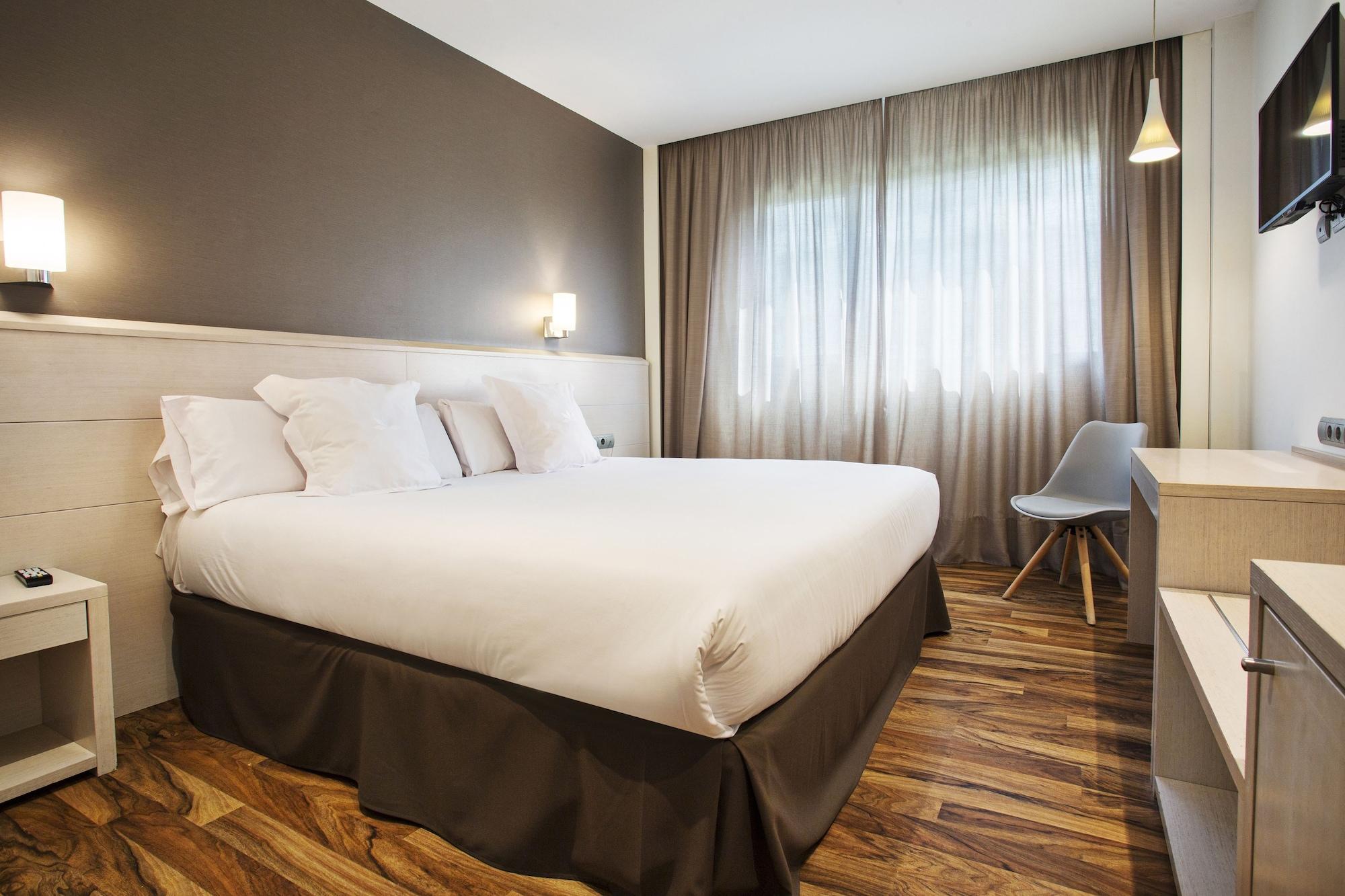 Azz Valencia Tactica Hotel Paterna Bagian luar foto