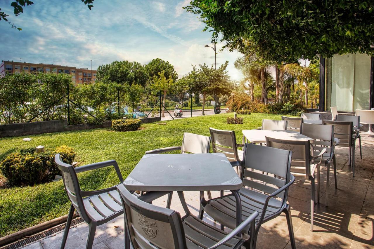 Azz Valencia Tactica Hotel Paterna Bagian luar foto